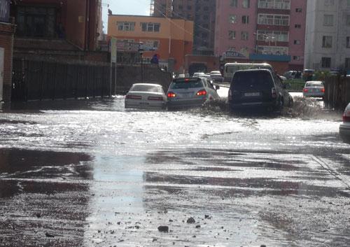 Дуу цахилгаантай бороо орно